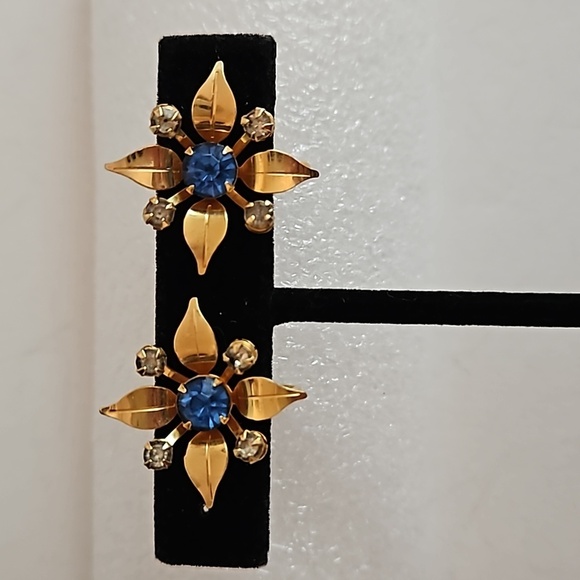 B.N. BUGBEE NILES Vintage Blue &Clear Rhinestones on Goldtone  Screw On Earrings - Picture 1 of 5